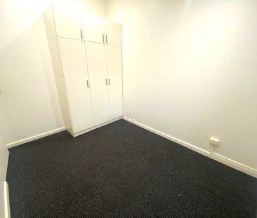 SPACIOUS HOMETTE WITH PRIVATE COURTYARD, IN A WONDERFUL LOCATION! - Photo 3