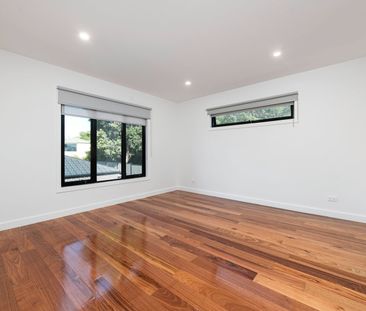 Huge Brand New Townhouse in Heart of Ringwood - Photo 3