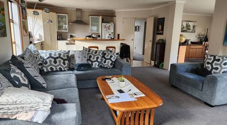 Spacious 4BR Home in Flat Bush - Photo 2