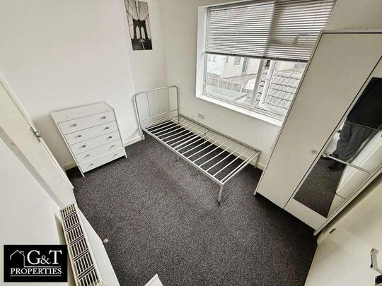 Maypole Hill, Halesowen, B63 - Photo 1