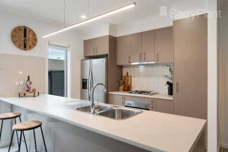 15 Hadley Lane, Craigieburn VIC 3064 - House For Rent | Domain - Photo 2