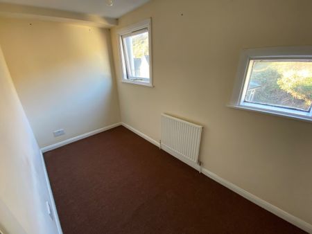 3 bed apartment to rent in George Street, Hastings - Photo 2