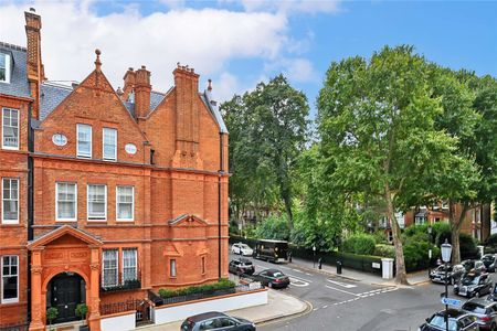 A fantastic two bedroom flat on the first floor of this well maintained building benefiting from high ceilings and an abundance of natural light. - Photo 3