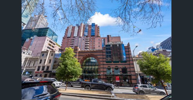 Large 2 bedroom in CBD with furnished new flooring - Photo 1