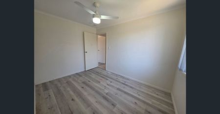 Lowset brick home with side access - Photo 3