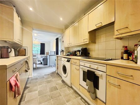 Cherrywood Avenue, Englefield Green, Egham, Surrey, TW20 0TE - Photo 2