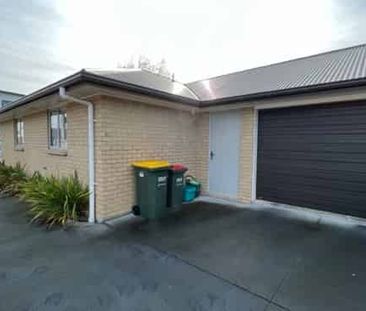 Modern Townhouse - Photo 2