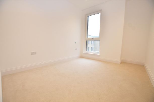 Pinewood Gardens, Teddington, TW11 - Photo 1