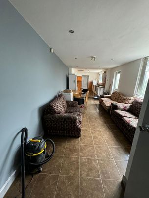 9 bedroom semi-detached house to rent - Photo 1