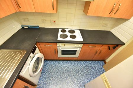 2 bedroom Flat in Flat A, Leeds - Photo 4