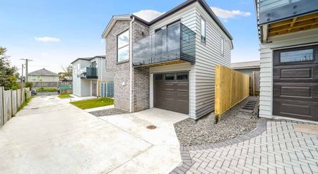 Modern 4BR Family Home in Blockhouse Bay - Photo 3