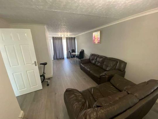 Wivenhoe Road, Barking, IG11 - Photo 1