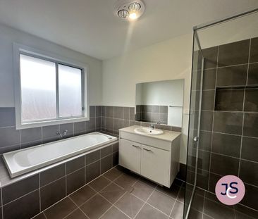 Modern 4 Bedroom + Study - Photo 6