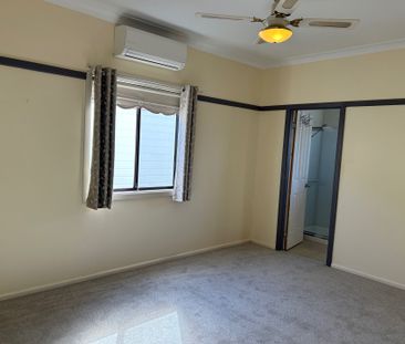 Newly renovated 3-bedroom family house with new carpet and Sunny de... - Photo 5