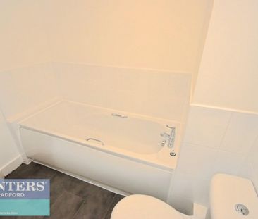 2 bedroom Flat To Let - Photo 6