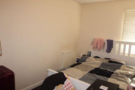 5 bedroom semi-detached house to rent - Photo 4