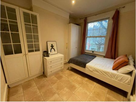 1 bedroom in a house share to rent - Photo 3