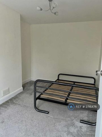 3 bedroom flat to rent - Photo 5