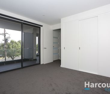 Modern 3-Bedroom Home with Natural Light and Balcony - Photo 4
