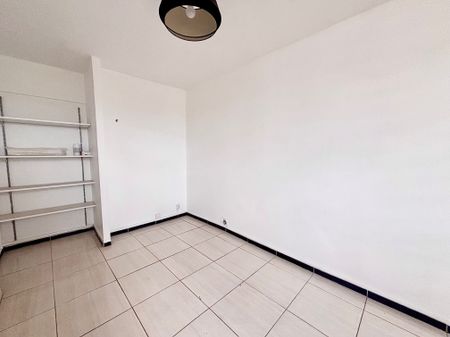 Location Appartement 4 pièces 82m² LES ABYMES 97139 - Photo 2