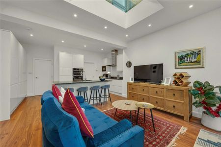 A refurbished four-bedroom family home in excellent proximity to local shops and Norbiton train station, further benefitting from a private rear garden. - Photo 2