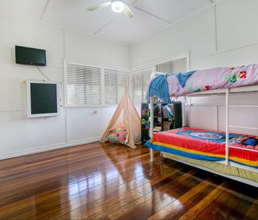 Space, Security & Family Comfort in Silkstone!! - Photo 2