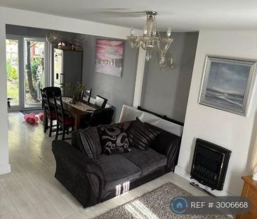 1 bedroom in a house share to rent - Photo 1