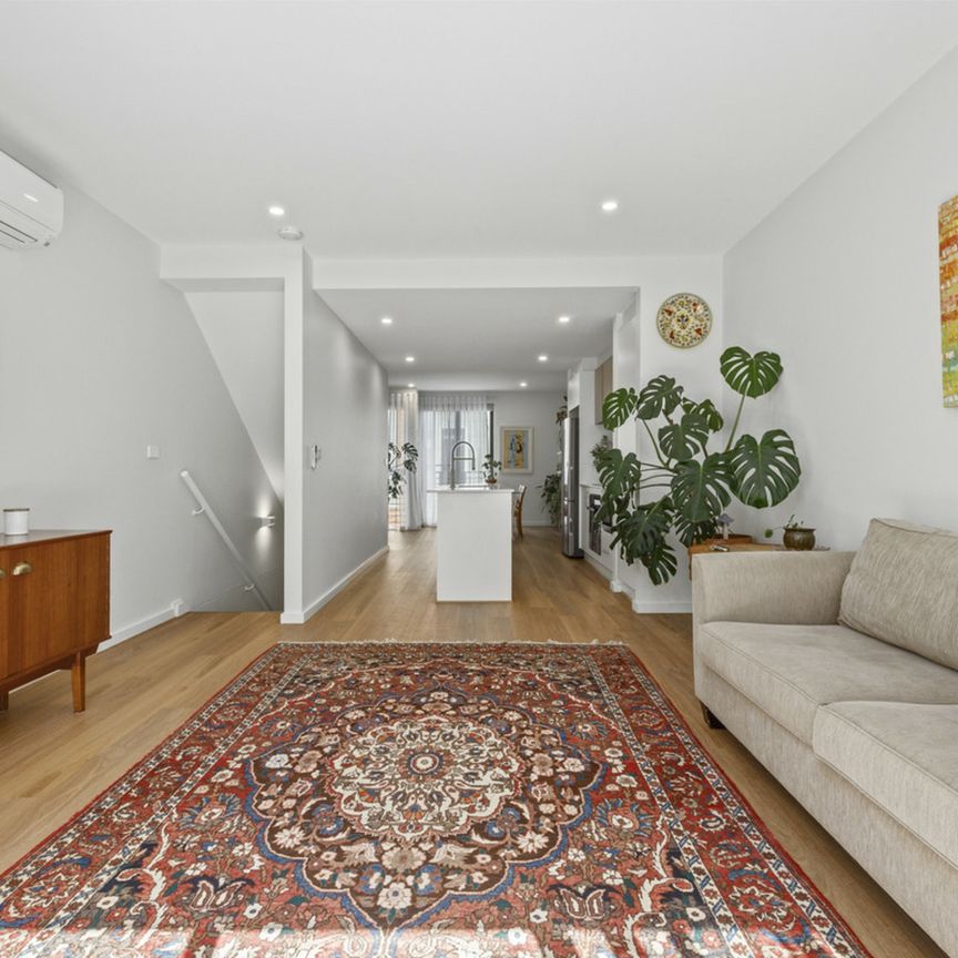 Charming Coombs Townhouse! - Photo 1