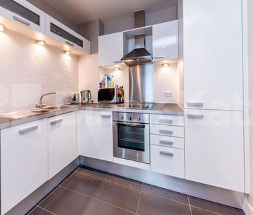 spacious 1 bedroom property within a modern development close to Angel - Photo 4