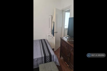 4 bedroom end of terrace house to rent - Photo 4