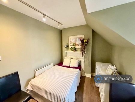 1 bedroom in a house share to rent - Photo 2