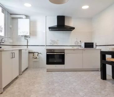 Room in a shared 7-bedroom apartment for rent in El Gòtic, professionals and students allowed - Photo 5