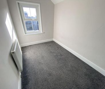 3 bedroom end of terrace house to rent - Photo 4