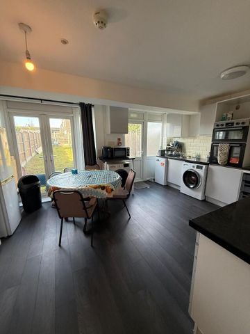 1 bedroom in a house share to rent - Photo 3