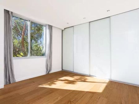 MODERN SUNDRENCHED TWO BEDROOM APARTMENT WITH HARBOUR VIEWS - Photo 2