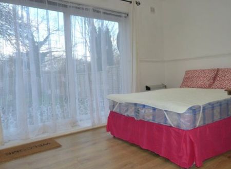 Studio Flat, Monks Park, HA9 - Photo 2