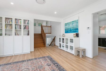Huge family sized home on the coast with loads of storage inside and out, 500 meters from the water's edge. - Photo 2