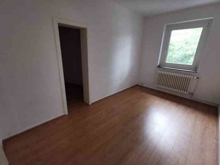 Über den Dächern von Recklinghausen: frisch renovierte 3-Raum-Wohnung - mit Panoramabalkon - Photo 4