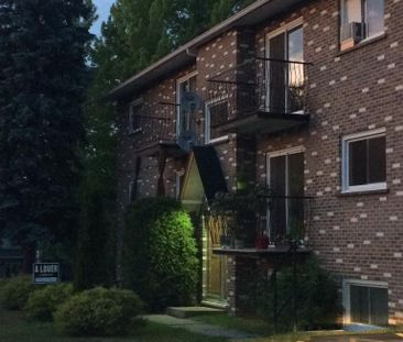 4 1/2 à louer Sherbrooke Ouest. Chauffage et eau chaude incluse. Wi... - Photo 2