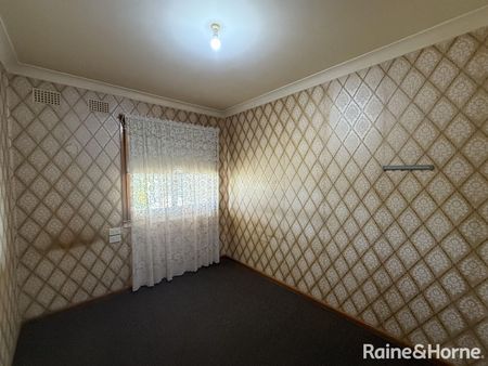 Family Home Close to Orange Home Maker Centre - Photo 5