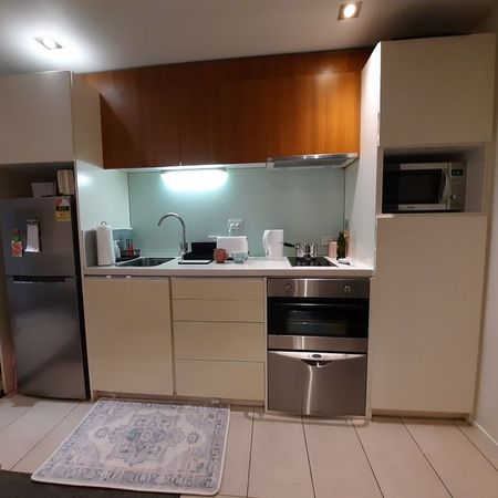 Perfect Beach Rd city apartment plus parkingg - Photo 5