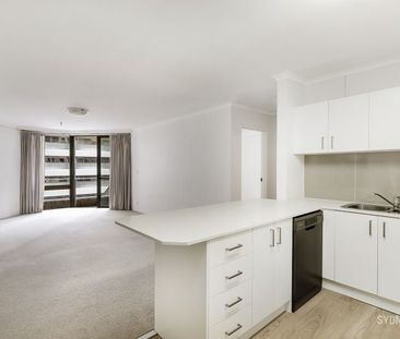 SPACIOUS ONE BEDROOM APARTMENT IN THE BERKELEY | Unfurnished - Photo 1