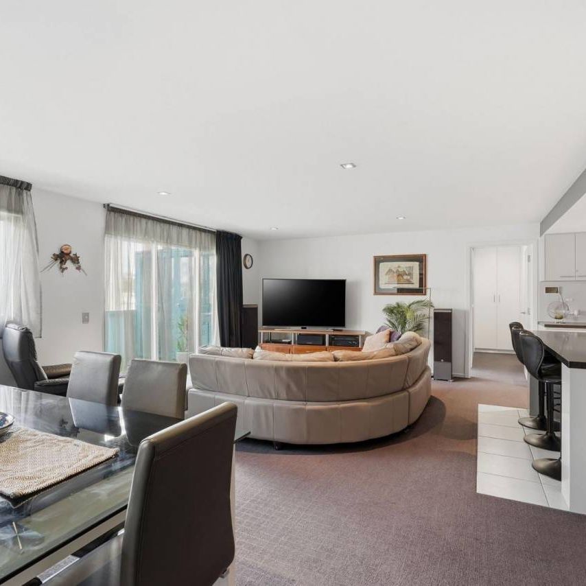 Stylish Fully Furnished Two Bedroom Apartment - Photo 1