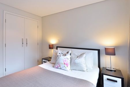 A luxuriously spacious one-bedroom apartment set on the fourth floor in Paddington Basin, London W2 - Photo 4
