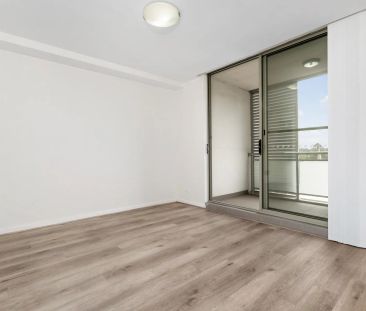 Modern Two-Bedroom Apartment with Additional Family Room - Photo 4