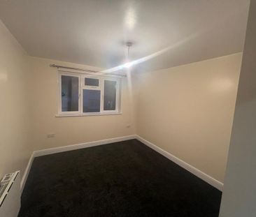 3 bedroom flat to rent - Photo 2
