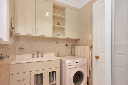 Superb 2 bedroom in ideal Location - Photo 5