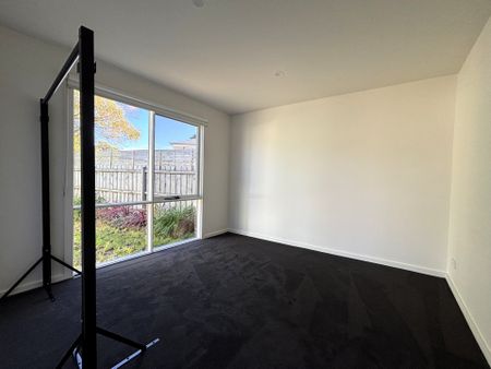 Dual Living!- 4 bedroom 2 bathroom and 2 kitchens! - Photo 3