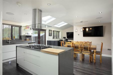 5 bedroom detached house to rent - Photo 2