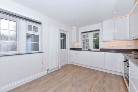 This property is for 1 single professional only: A wonderful two bedroom apartment located in central Cobham. - Photo 5